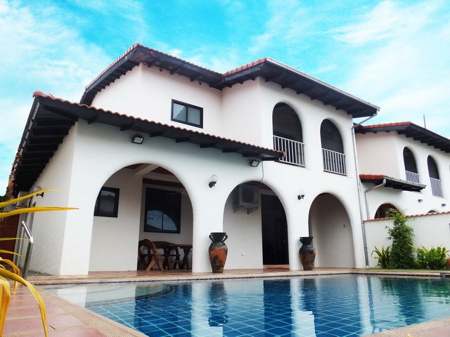 House for sale at Pattaya Mabprachan showing the house and pool House for sale at Pattaya Mabprachan showing the house and pool