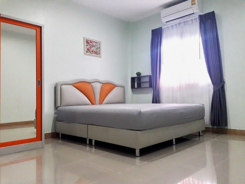 House for Sale East Pattaya showing the master bedroom House for Sale East Pattaya showing the master bedroom