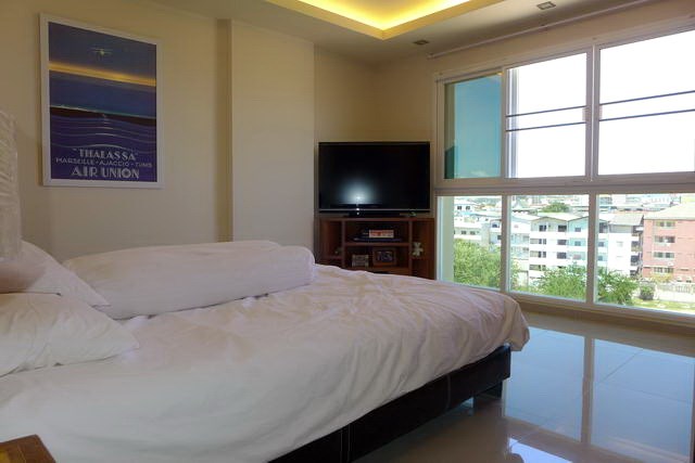Condominium For Rent Pattaya showing the bedroom
