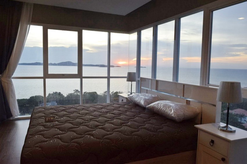 Condominium for rent Pratumnak Pattaya showing the bedroom with sea view 