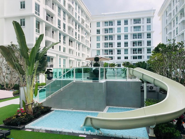 Condominium for sale Jomtien showing the communal pool and condo buildings Condominium for sale Jomtien showing the communal pool and condo buildings