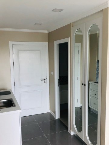 Condominium for sale Jomtien showing the built-in wardrobes and bathroom Condominium for sale Jomtien showing the built-in wardrobes and bathroom
