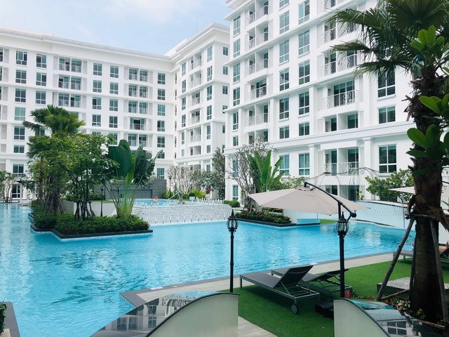 Condominium for sale Jomtien showing the communal swimming pool Condominium for sale Jomtien showing the communal swimming pool