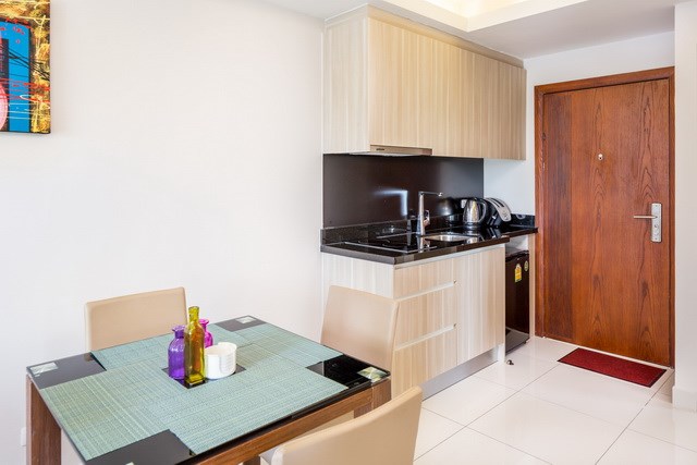 Condominium for sale Jomtien showing the dining and kitchen areas Condominium for sale Jomtien showing the dining and kitchen areas