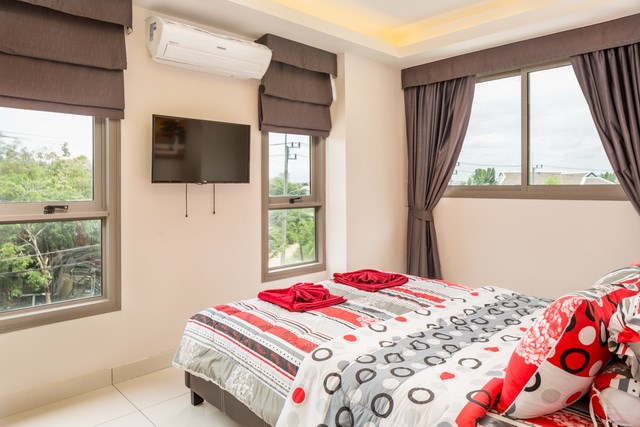 Condominium for sale Jomtien showing the master bedroom Condominium for sale Jomtien showing the master bedroom