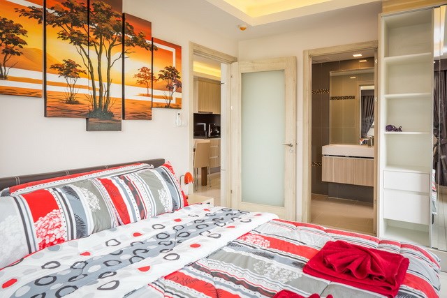 Condominium for sale Jomtien showing the master bedroom suite Condominium for sale Jomtien showing the master bedroom suite