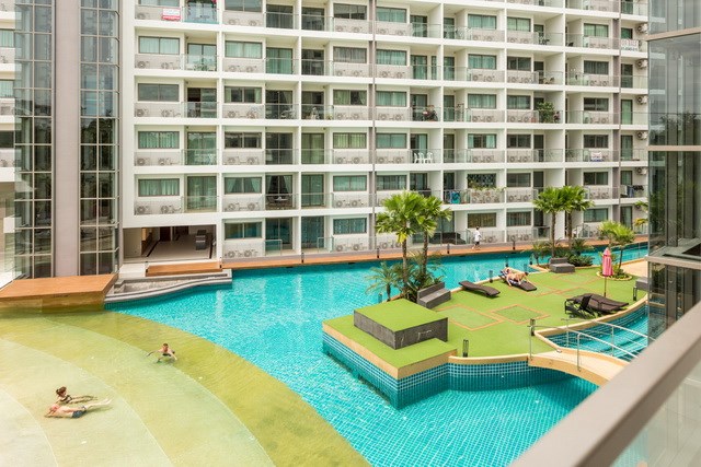 Condominium for sale Jomtien showing the resort style swimming pool Condominium for sale Jomtien showing the resort style swimming pool