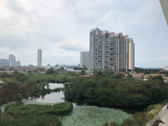 Condominium for sale Jomtien showing the balcony view Condominium for sale Jomtien showing the balcony view