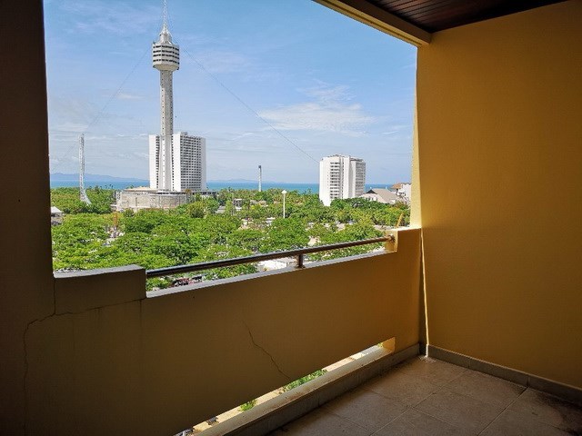 Condominium For Sale Pratumnak Pattaya showing the balcony Condominium For Sale Pratumnak Pattaya showing the balcony