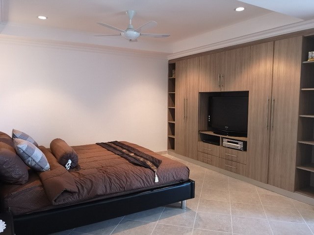Condominium For Sale Pratumnak Pattaya showing the bedroom with built-in cabinets Condominium For Sale Pratumnak Pattaya showing the bedroom with built-in cabinets