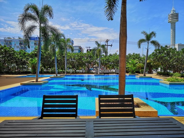 Condominium For Sale Pratumnak Pattaya showing the communal swimming pool Condominium For Sale Pratumnak Pattaya showing the communal swimming pool