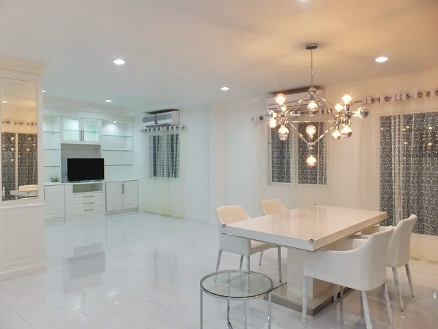 House for rent East Pattaya showing the dining and living areas