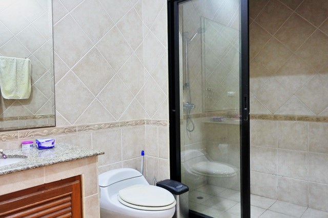 House for rent View Talay Villas Jomtien showing the bathroom 