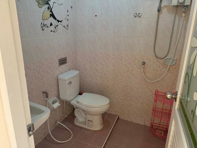 House for Rent East Pattaya showing the bathroom House for Rent East Pattaya showing the bathroom