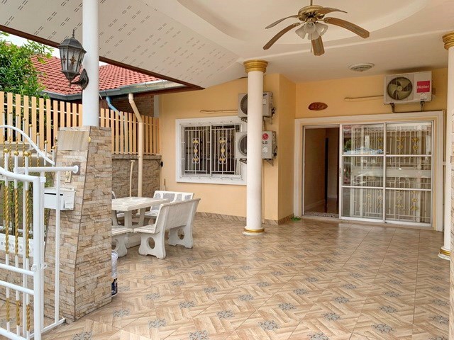 House for Rent East Pattaya showing the covered terrace and carport House for Rent East Pattaya showing the covered terrace and carport