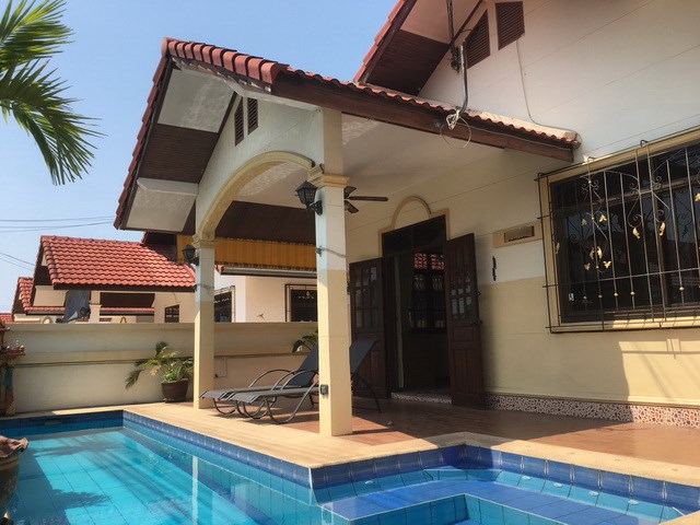 House for rent East Pattaya showing the house and pool House for rent East Pattaya showing the house and pool