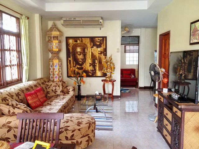 House for rent East Pattaya showing the living room House for rent East Pattaya showing the living room