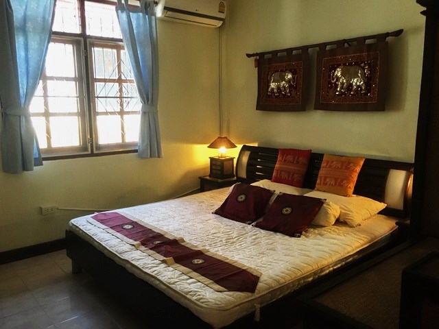 House for rent East Pattaya showing the master bedroom House for rent East Pattaya showing the master bedroom