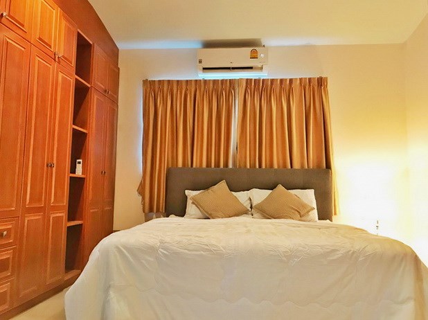 House for sale East Pattaya showing the master bedroom House for sale East Pattaya showing the master bedroom