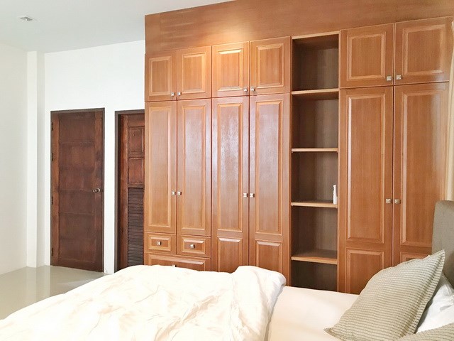 House for sale East Pattaya showing the master bedroom suite House for sale East Pattaya showing the master bedroom suite