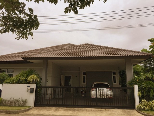 House for sale Huay Yai Pattaya showing the house and carport House for sale Huay Yai Pattaya showing the house and carport