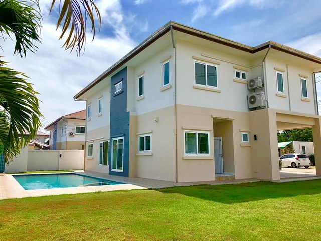 House for sale Pattaya Mabprachan showing the house, pool and garden House for sale Pattaya Mabprachan showing the house, pool and garden