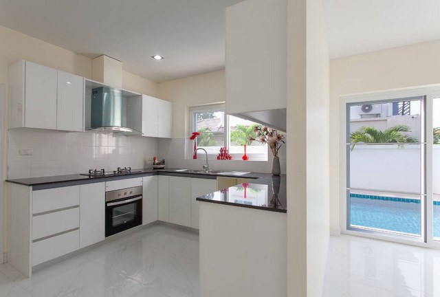 House for sale Pattaya Mabprachan showing the kitchen House for sale Pattaya Mabprachan showing the kitchen