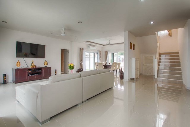 House for sale Pattaya Mabprachan showing the living and dining areas House for sale Pattaya Mabprachan showing the living and dining areas