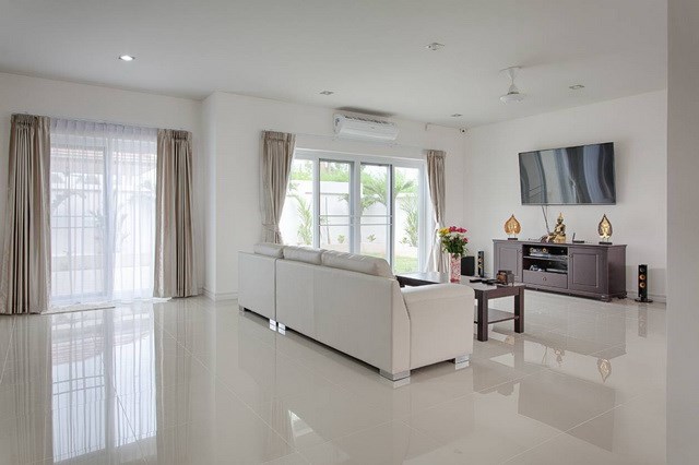 House for sale Pattaya Mabprachan showing the living area poolside House for sale Pattaya Mabprachan showing the living area poolside