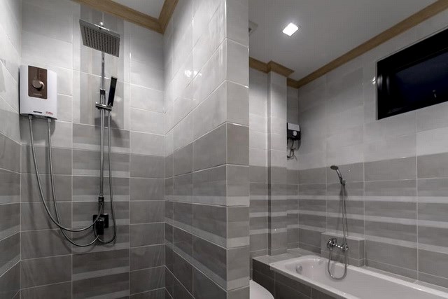 House for sale Pattaya Mabprachan showing the master bathroom House for sale Pattaya Mabprachan showing the master bathroom