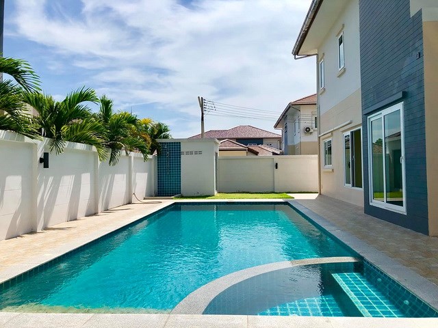 House for sale Pattaya Mabprachan showing the private pool House for sale Pattaya Mabprachan showing the private pool
