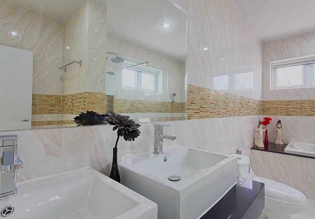 House for sale Pattaya Mabprachan showing the master bathroom with bathtub House for sale Pattaya Mabprachan showing the master bathroom with bathtub