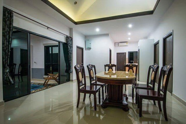 House for sale Na Jomtien Pattaya showing the dining area House for sale Na Jomtien Pattaya showing the dining area