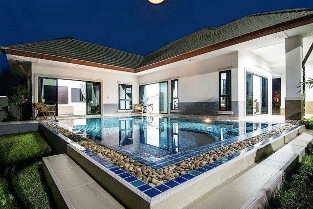 House for sale Na Jomtien Pattaya showing the house and pool House for sale Na Jomtien Pattaya showing the house and pool