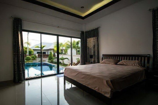 House for sale Na Jomtien Pattaya showing the master bedroom poolside House for sale Na Jomtien Pattaya showing the master bedroom poolside