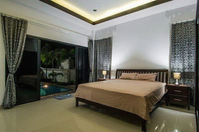 House for sale Na Jomtien Pattaya showing the master bedroom House for sale Na Jomtien Pattaya showing the master bedroom