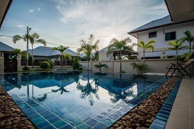 House for sale Na Jomtien Pattaya showing the private swimming pool House for sale Na Jomtien Pattaya showing the private swimming pool