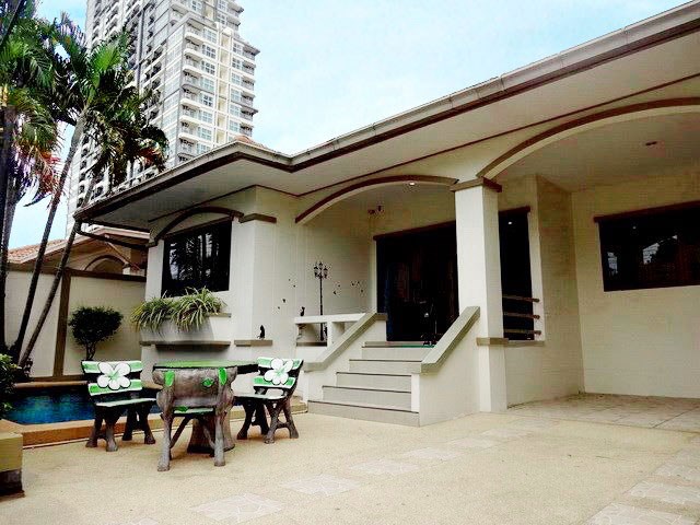 House for sale Jomtien Pattaya showing the house terrace and pool House for sale Jomtien Pattaya showing the house terrace and pool