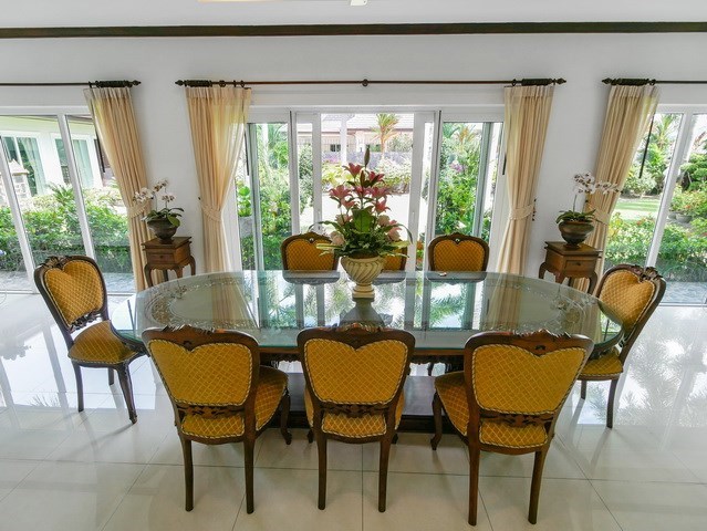 House for sale East Pattaya showing the dining room with garden view House for sale East Pattaya showing the dining room with garden view