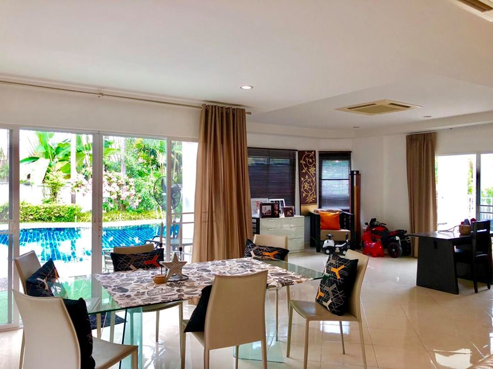 House for Sale East Pattaya showing the dining area with pool view House for Sale East Pattaya showing the dining area with pool view