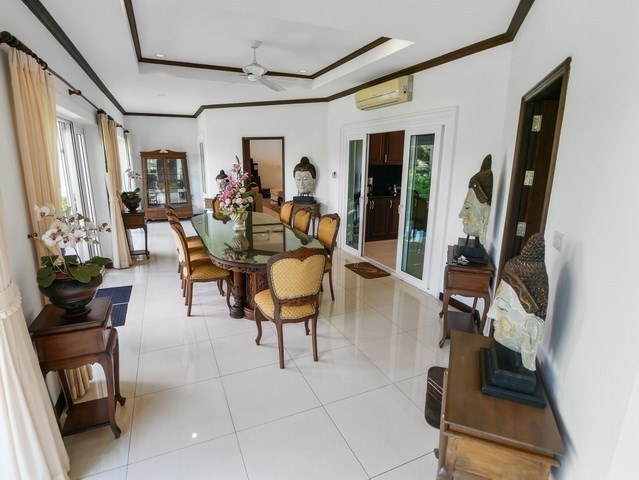 House for sale East Pattaya showing the dining room House for sale East Pattaya showing the dining room