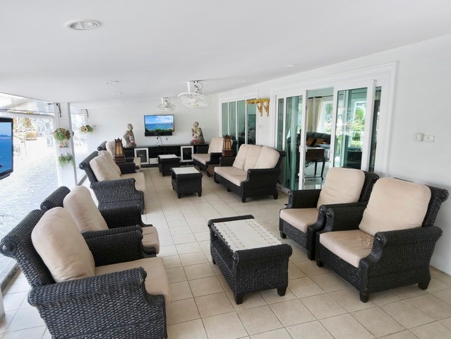 House for sale East Pattaya showing the outdoor entertainment area House for sale East Pattaya showing the outdoor entertainment area