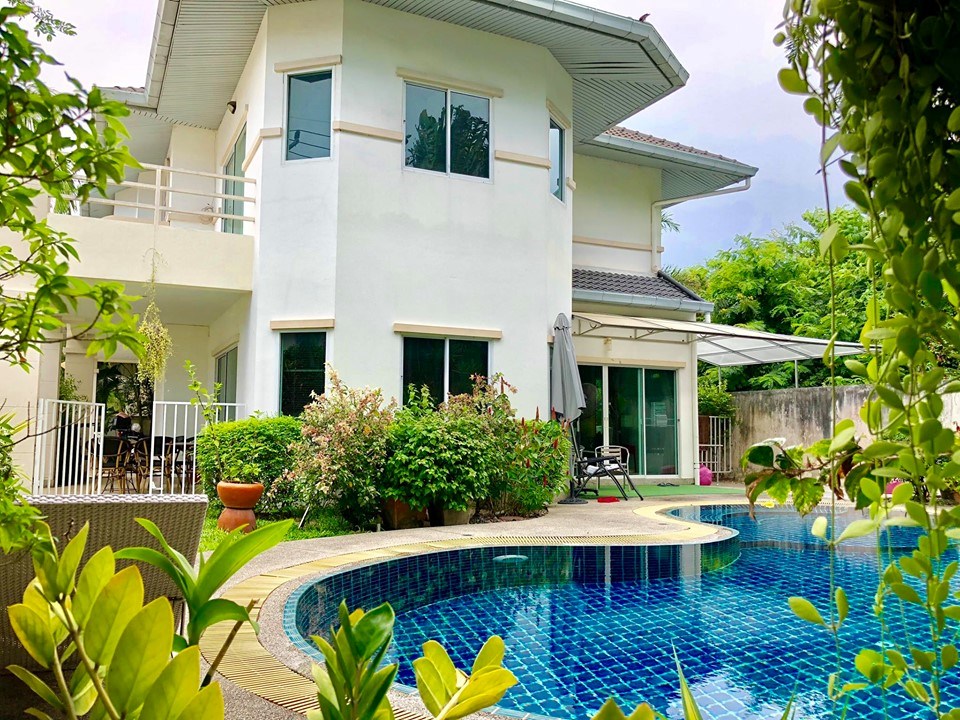 House for Sale East Pattaya showing the house and pool House for Sale East Pattaya showing the house and pool