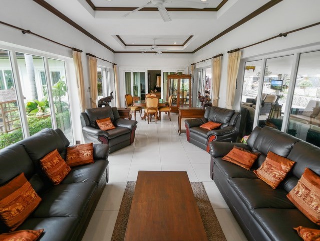 House for sale East Pattaya showing the living and dining areas House for sale East Pattaya showing the living and dining areas