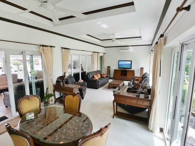 House for sale East Pattaya showing the living room House for sale East Pattaya showing the living room