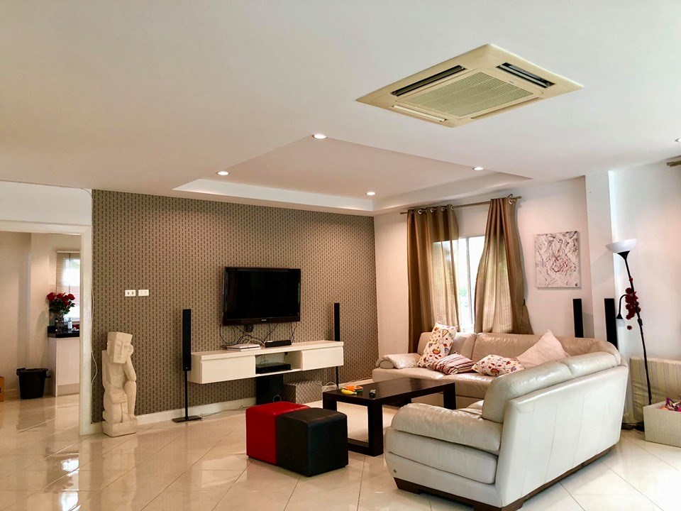 House for Sale East Pattaya showing the living room House for Sale East Pattaya showing the living room