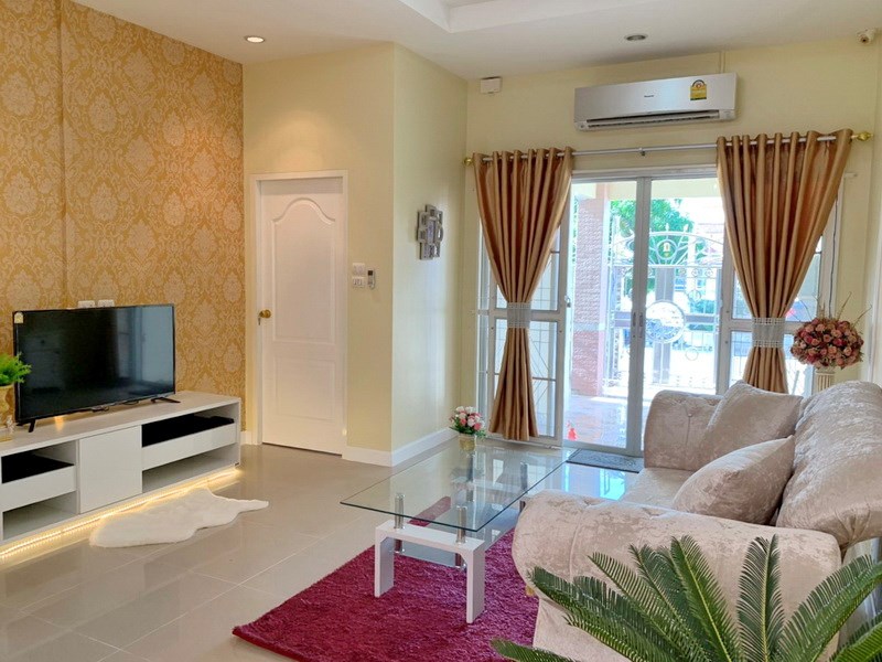 House for sale East Pattaya showing the living room House for sale East Pattaya showing the living room