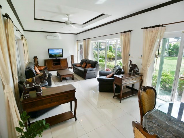 House for sale East Pattaya showing the first living area with garden view House for sale East Pattaya showing the first living area with garden view