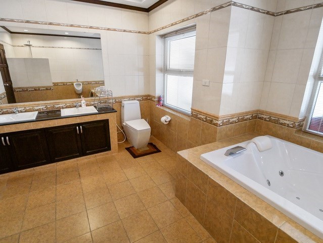 House for sale East Pattaya showing the master bathroom House for sale East Pattaya showing the master bathroom
