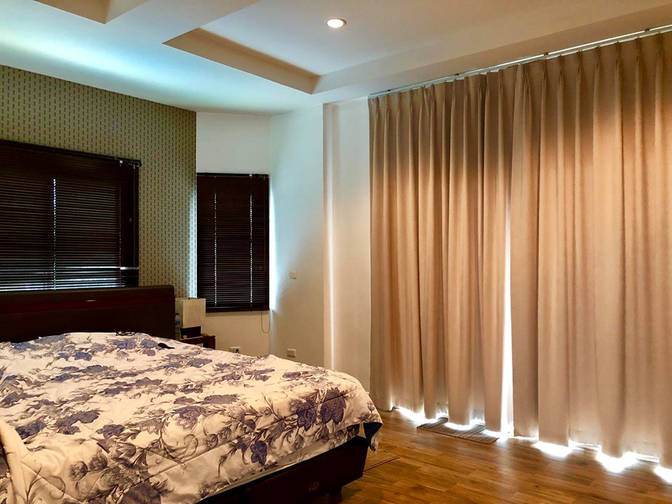 House for Sale East Pattaya showing the master bedroom House for Sale East Pattaya showing the master bedroom